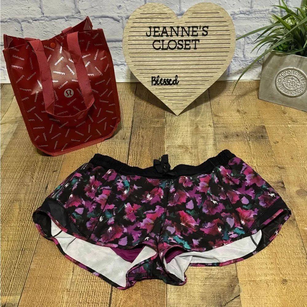 Lululemon Hotty Hot Short
Mini Midnight Bloom Black Deep Fuschia / Black